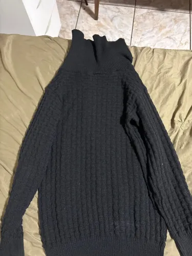Suéter de lã preto com gola alta