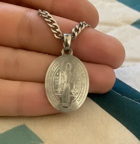 MEDALHA DE SÃO BENTO EM PRATA - ELEGÂNCIA, FÉ E PROTEÇÃO