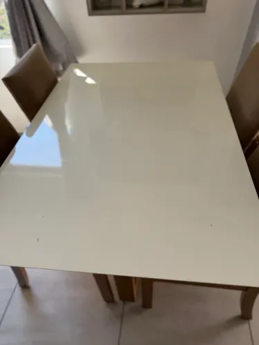 Mesa com 4 cadeiras