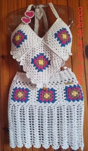Conjunto saia e cropped com ajuste nas costas 