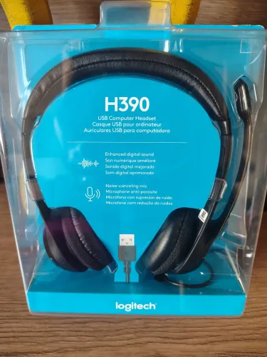 Headset com fio Logitech H390 com cancelamento de ruido na cor preta. Nunca foi usado