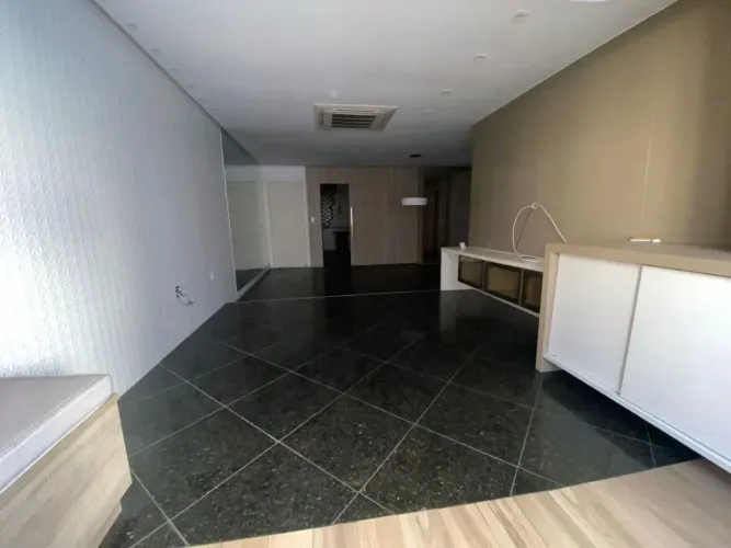 Apartamento amplo a apenas meia quadra do mar na Praia de Itapoã!