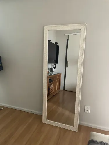 Espelho de corpo inteiro 1,62 x 0,62 com moldura decorativa branca