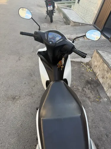 Vende se biz super conservada