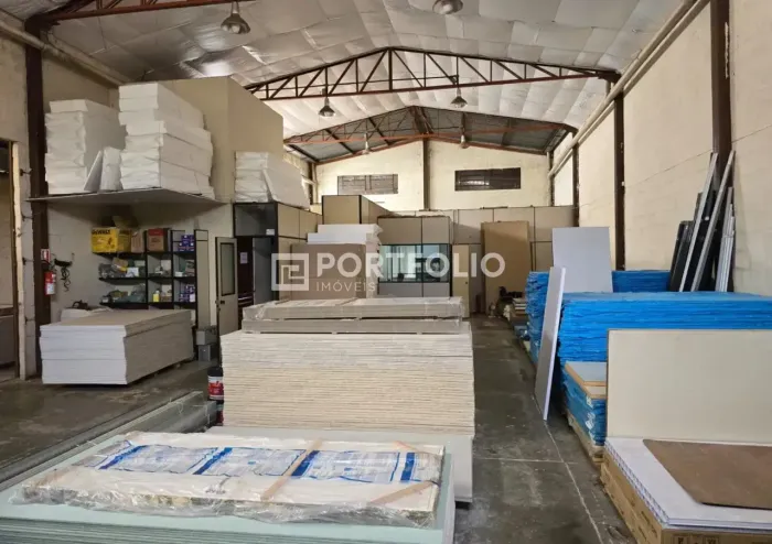 Galpão à venda com 455m² de área total, Setor Santa Genoveva, Goiânia.