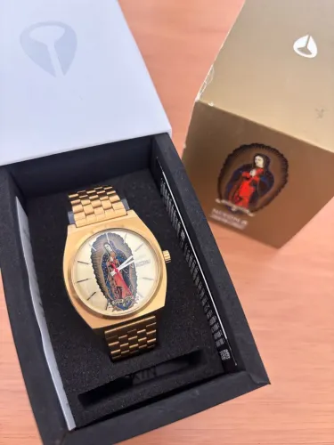 Relógio Nixon dourado Santa Cruz original