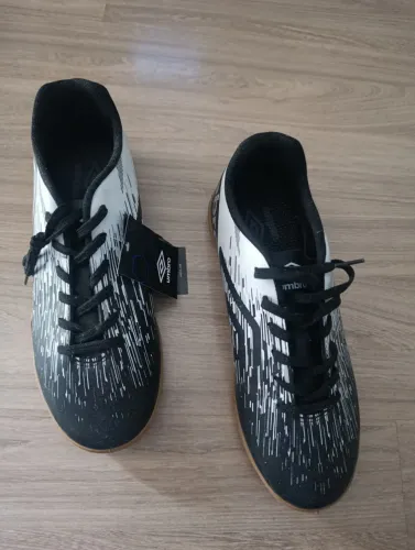 Chuteira futsal Umbro nova.