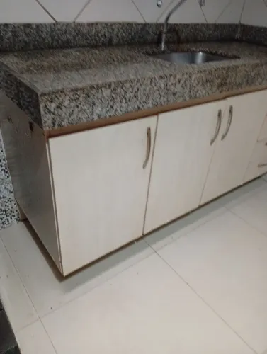 Balcão de cozinha no granito com armário e pia inox, de 1,64 x 60