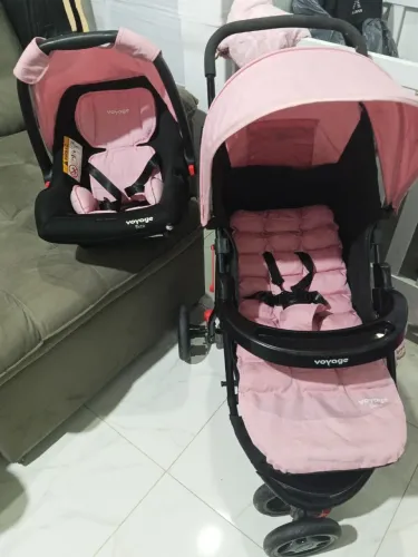 Carrinho e bebê conforto de menina 