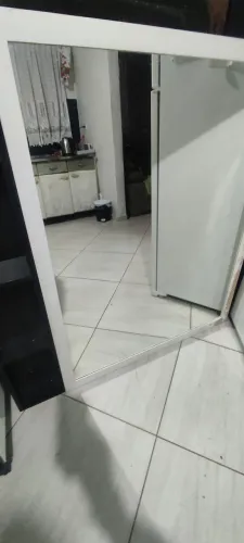 Espelho ,lavatório e cadeira para salão .