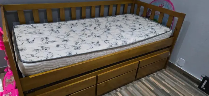 Vende-se bi- cama de solteiro de madeira maciça.