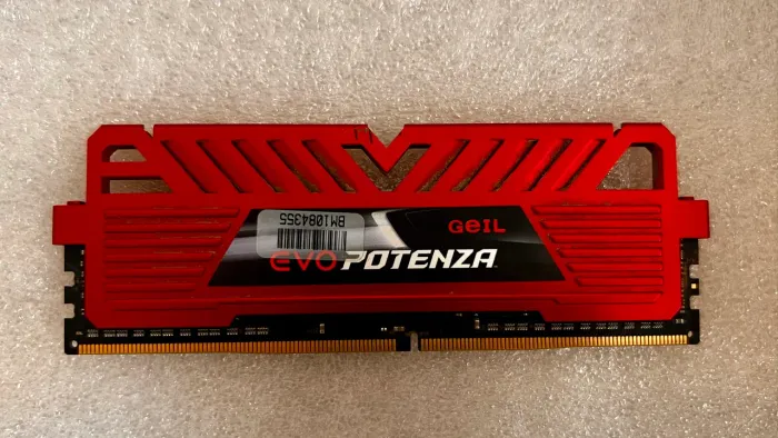 Memória RAM 4GB DDR4 2400MHz GeIL Evo Potenza (Vermelha com Dissipador)