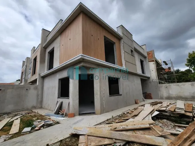 Sobrado esquina à venda, Capão Raso com terraço