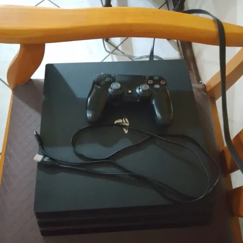 Playstation 4 pro com controles e cabos, aceito troca em cavalo