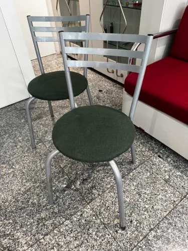 Duas Cadeiras Semi Novas - Estrutura Metálica e Assento Estofado.