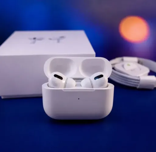Fones brancos Airpods Pro com estojo de recarga