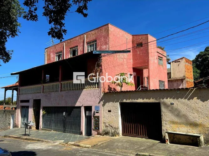 Casa à venda em Montes Claros/MG (Conj. JK)  Residencial/Comercial | 10 quartos, 4 salas, 