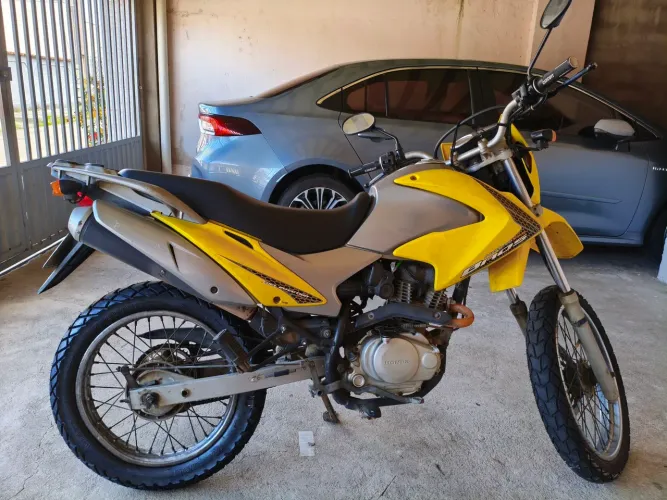 Vendo moto Bros, ESTD, 2009, único dono, manual, chave reserva.