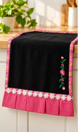 Pano de Copa Preto com Bordado Rosa e Renda