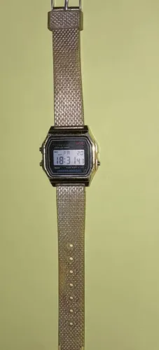 Relógio Digital Dourado Retrô Unisex - Estilo Vintage (Funcionando)