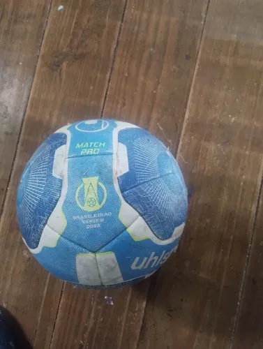 Vende-se uma linda bola de futebol