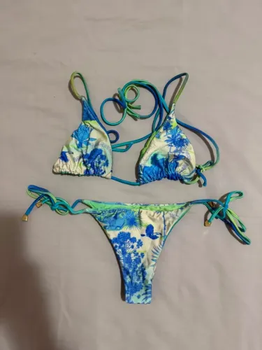 Biquini azul e branco tropical