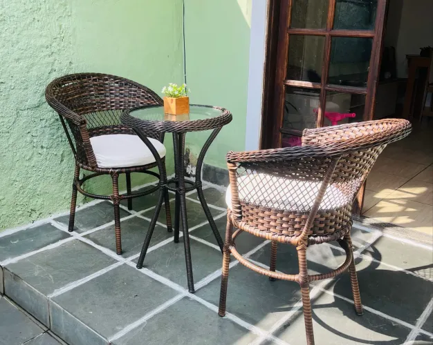 Mesa e cadeiras de vime 