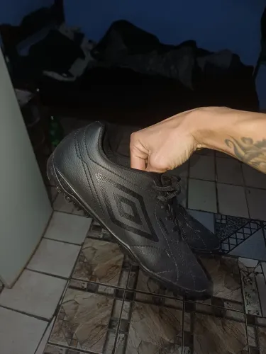 Chuteira Society Umbro TAM: 42 e 43