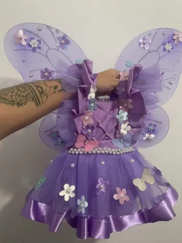 Vestido temático com asa