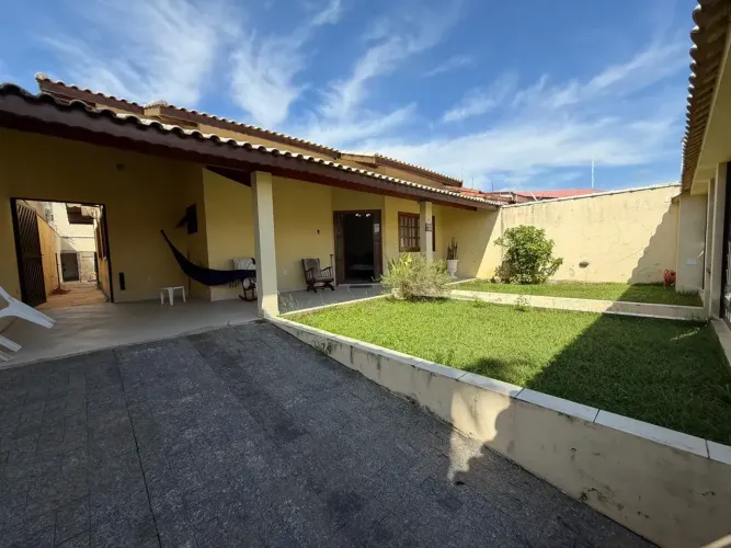 Casa para venda com piscina, 3 quartos no bairro Oásis - Peruíbe - SP