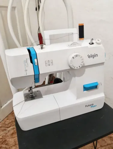 Máquina de Costura Elgin Futura Plus