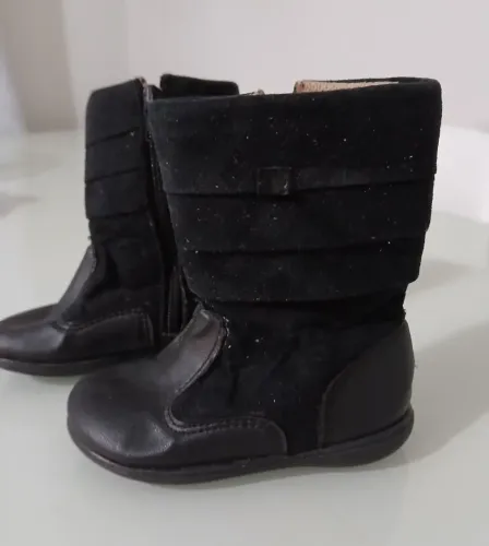 Vendo essa bota infantil Menina num 22 ótima qualidade usada em boas condições