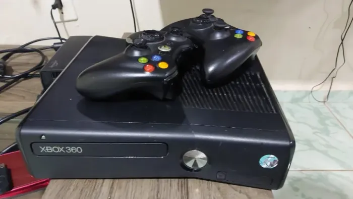 Xbox 360 Slim Desbloqueado - 2 controles + Kinect + HD externo com 80 jogos