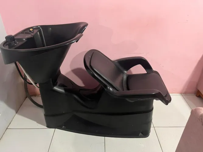 Vendo uma lavatório com um carrinho de salão de beleza