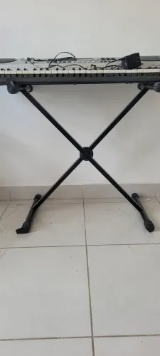 Suporte para teclado com regulagem de altura em excelente estado retirar na rua Guaicurus 