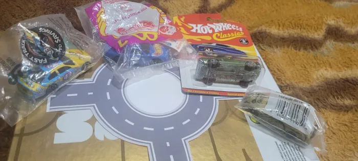 Lote 4 Carrinhos Hot Wheels e NASCAR Promocionais Lacrados
