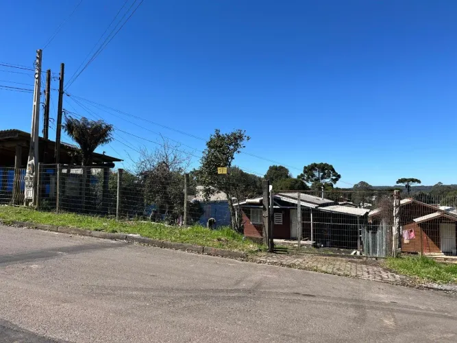 Terreno com 2 casas a venda em Canela.