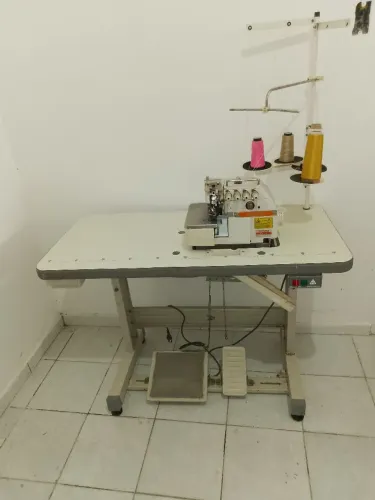 Máquina de Costura Overlock Ponto Cadeia, Industrial Yamata mod FY44, com pouco uso