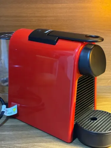 Nespresso Essenza Mini 220v + Tupperware com 18 cápsulas