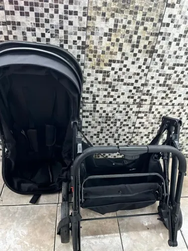 CARRINHO DE BEBE COM BEBE CONFORTO
