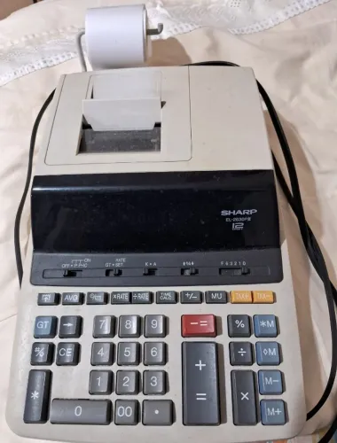 Máquina de calcular Sharp com bobina para impressão