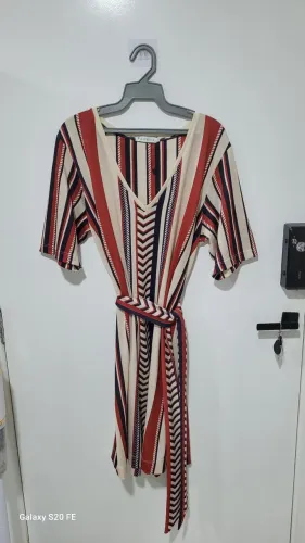 Vestido Le Lis Listrado Midi Com Faixa Amarração