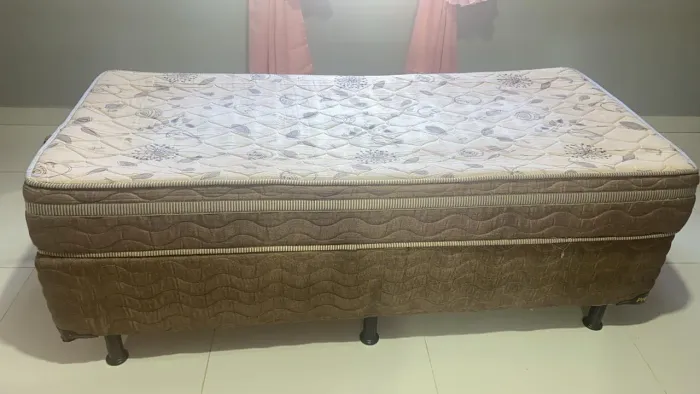 Cama Box de Solteiro em Ótimo Estado