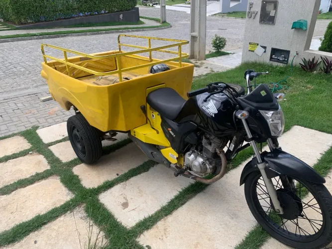 Vendo Triciclo , moto Honda , caçamba Motofusco . 