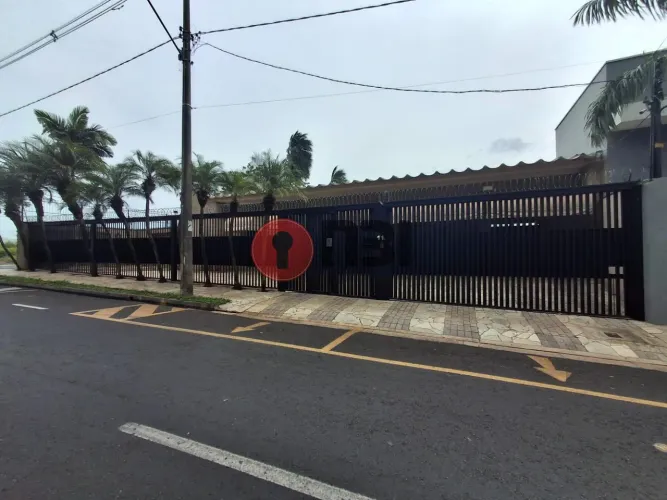 Casa para locação no Vila Nossa Sra. Aparecida-3 quartos-suítes-salas-piscina