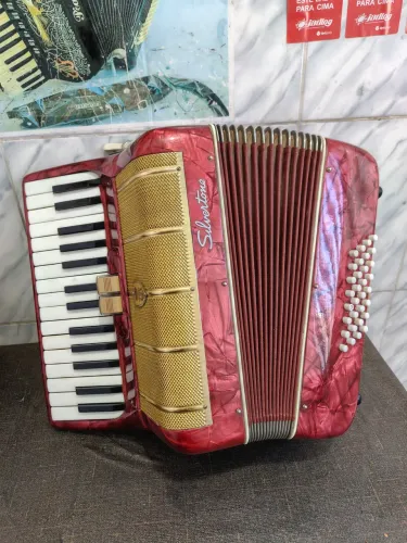 Sanfona Sivertone 32 baixos italiana