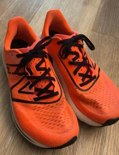 Tênis new balance fuelcell rebel v3 laranja neon tamanho 43