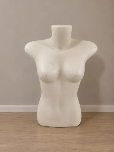 Manequim busto feminino com pequenas avarias