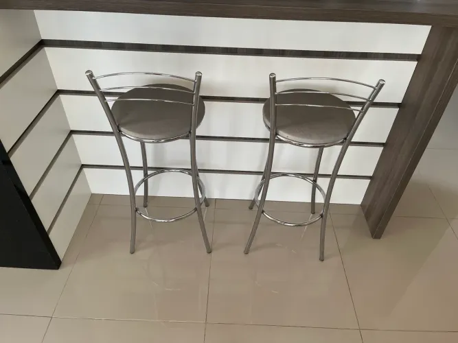 Banquetas Altas para Balcão - Kit com 2 Unidades - R$ 400,00