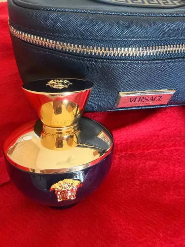 O kit contém: Dylan Blue Por Femme Eau de Parfum 100ml Gel de banho perfumado 100ml